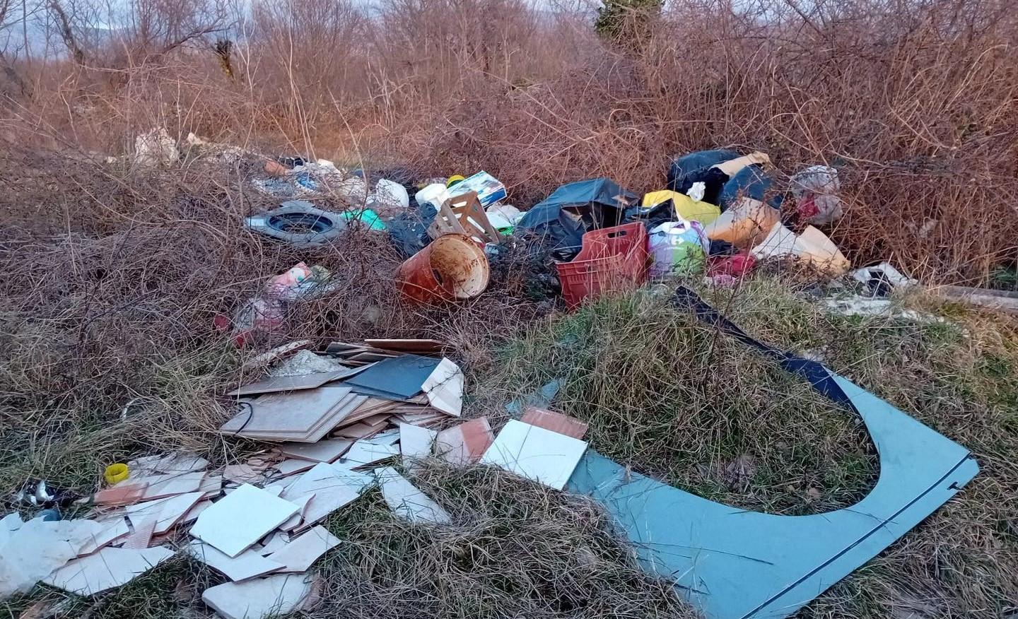 Netko je u okolici Drniša napravio pravo malo ilegalno odlagalište otpada