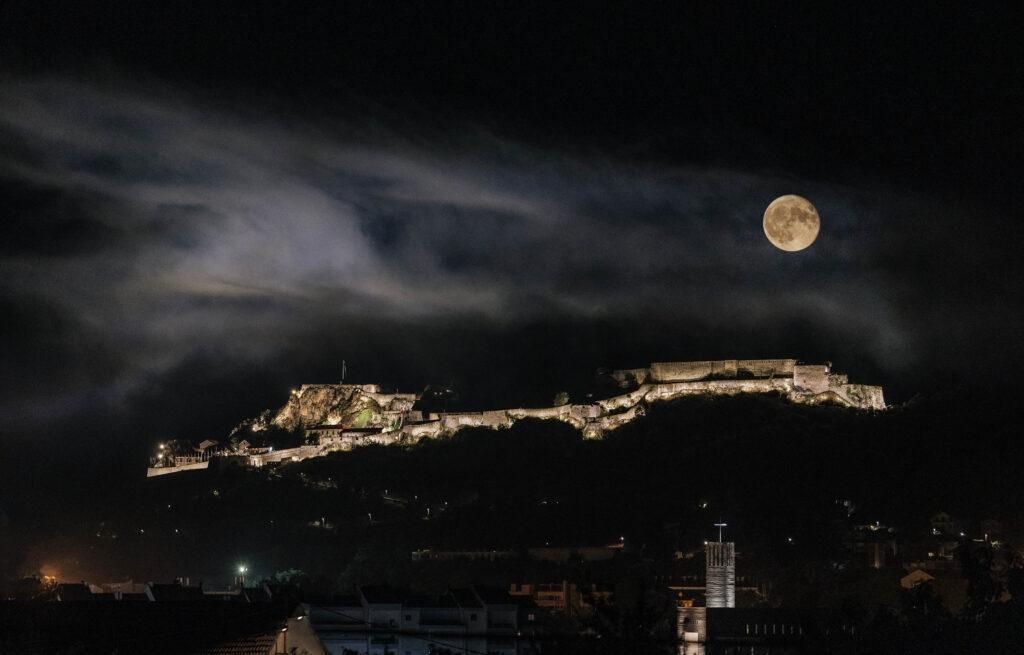 Čarolija osvijetljene Kninske tvrđave: Ne propustite izložbu fotografija članova Foto kluba Knin