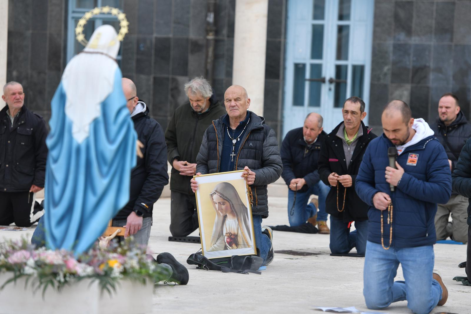 Molitelji opet klečali pred gradskom upravom: Prosvjednice nisu došle, ali ipak je bilo žena