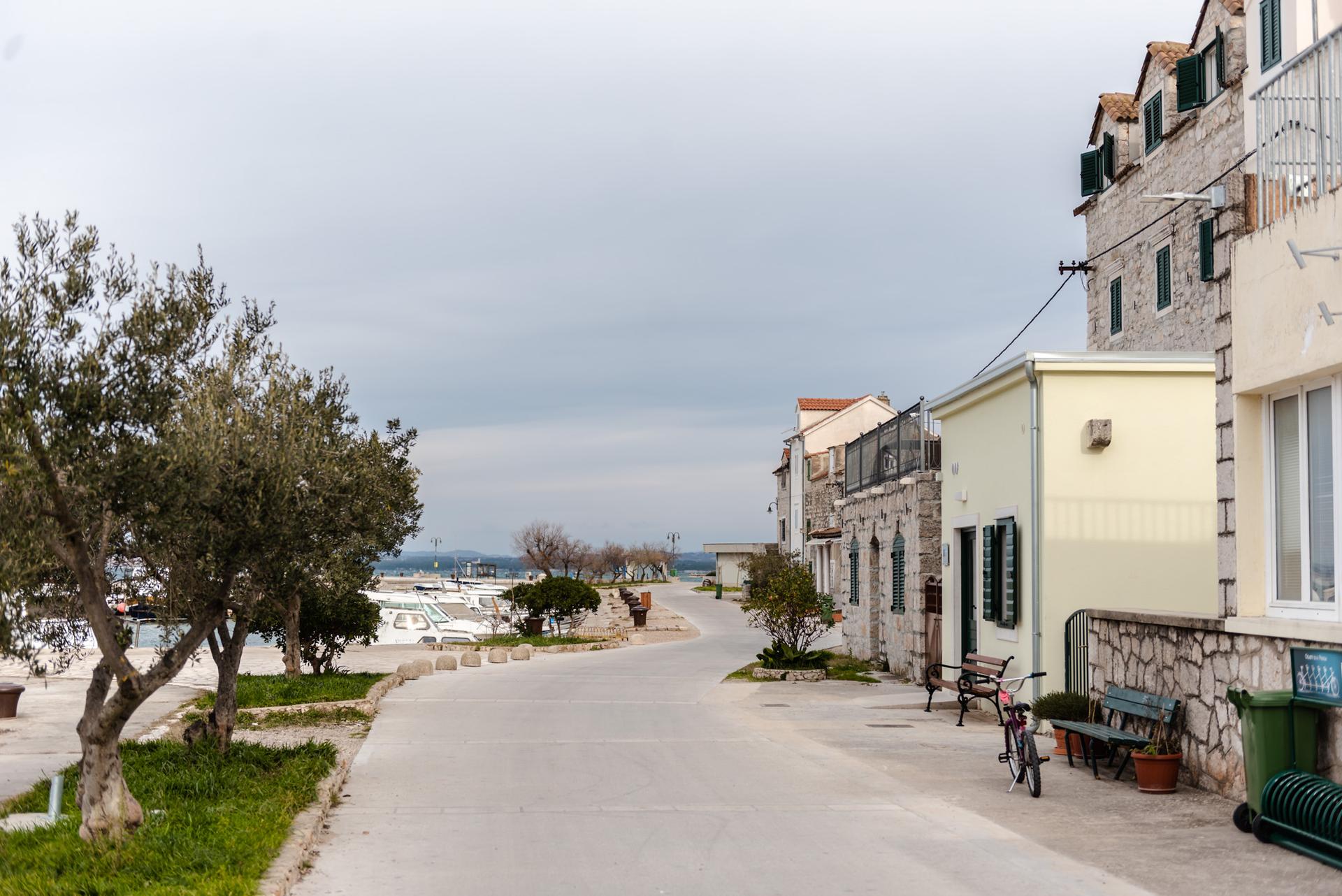 Iskoristila nepažnju 67-godišnjakinje: Žena (44) na zlarinskoj plaži prošlog ljeta ukrala mobitel