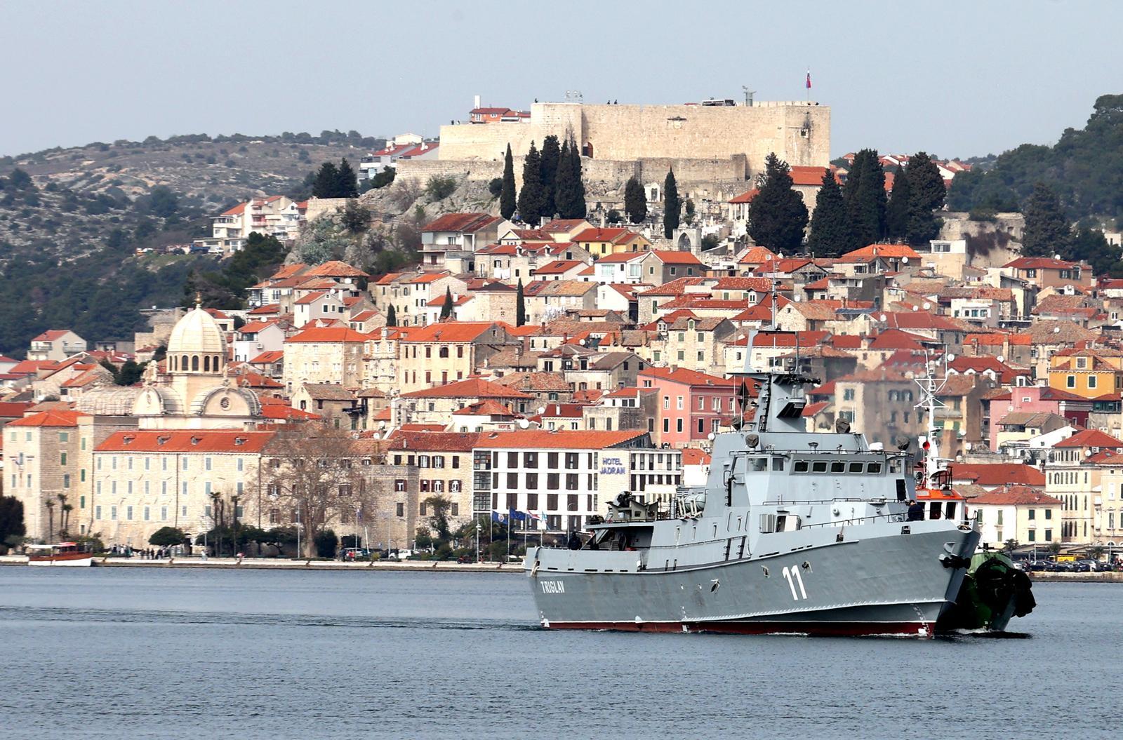 Slovenski ratni brod dotegljen na remont u Šibenik