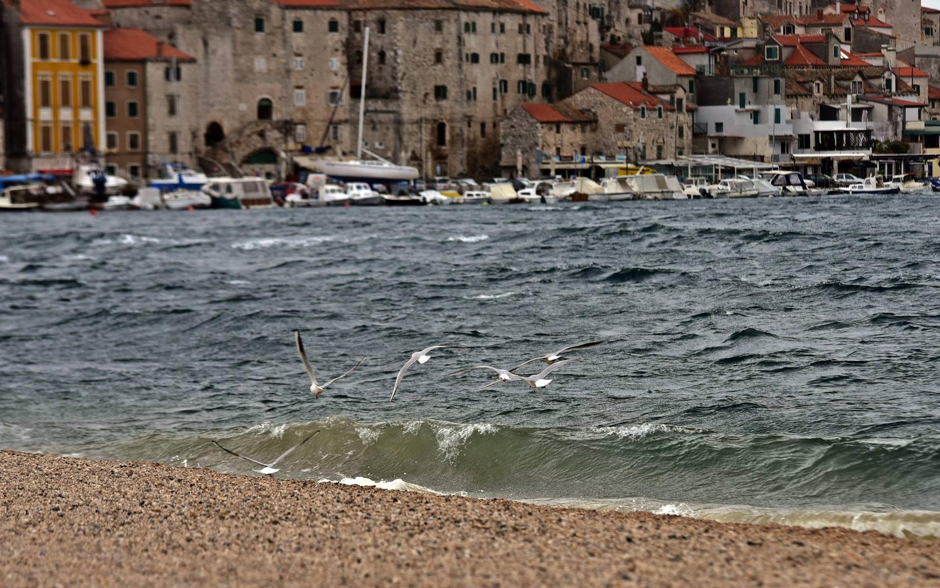 Oblačno uz moguću kišu i iznadprosječno toplo