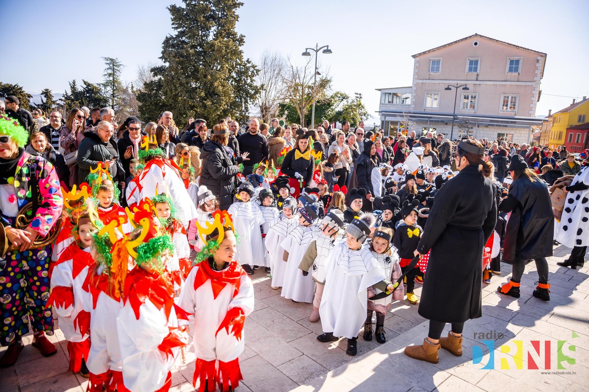 Pauci, miševi, superjunaci, jaja, princeze.. Šarenilo dječje maškarane povorke preplavilo Drniš